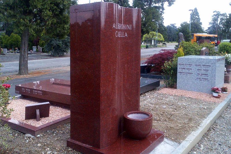 Cimitero, rubano le ostie della chiesa per portarle sull'altare